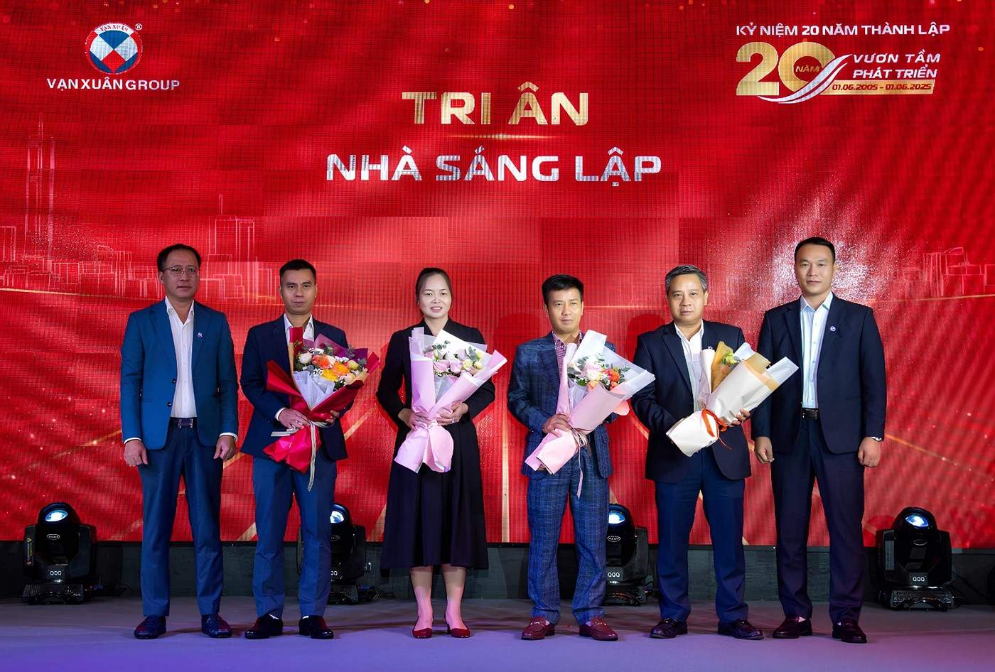 Lãnh đạo tập đoàn Vạn Xuân anh Đoàn Văn